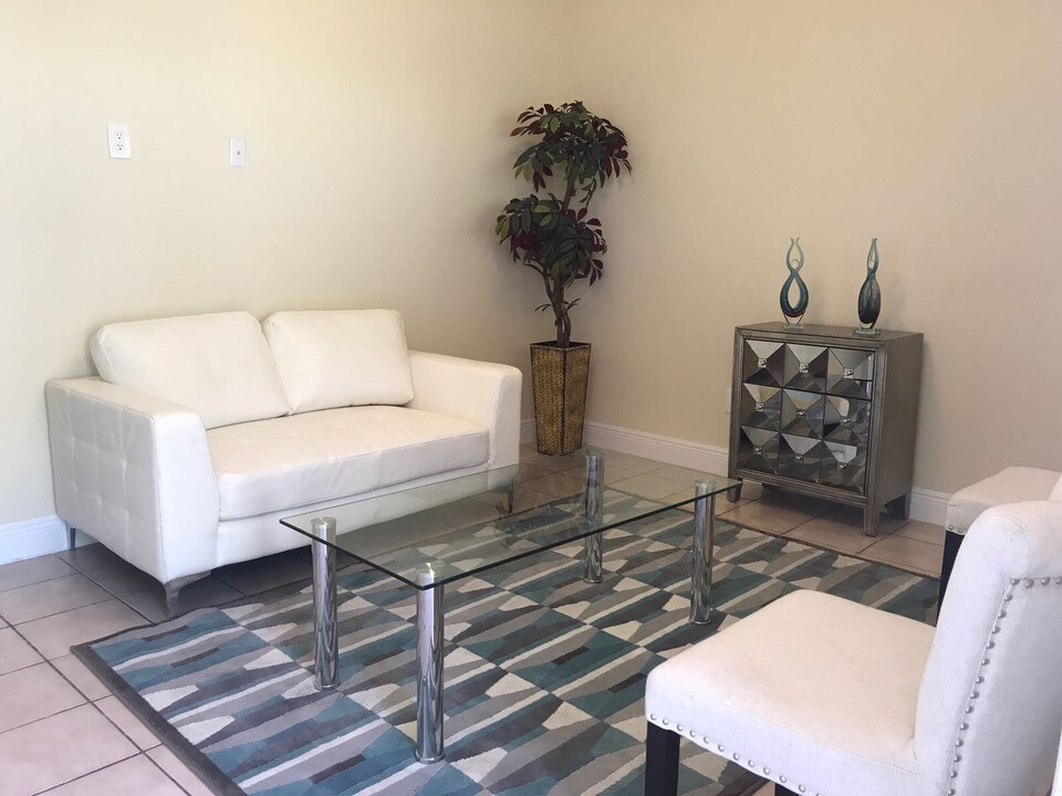 430 NW 47th Ave in Miami, FL - Building Photo