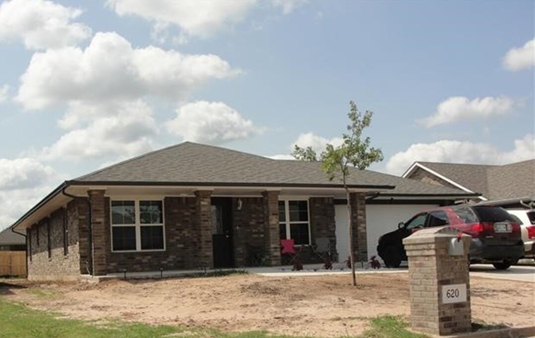 620 SW 6th St in Moore, OK - Foto de edificio