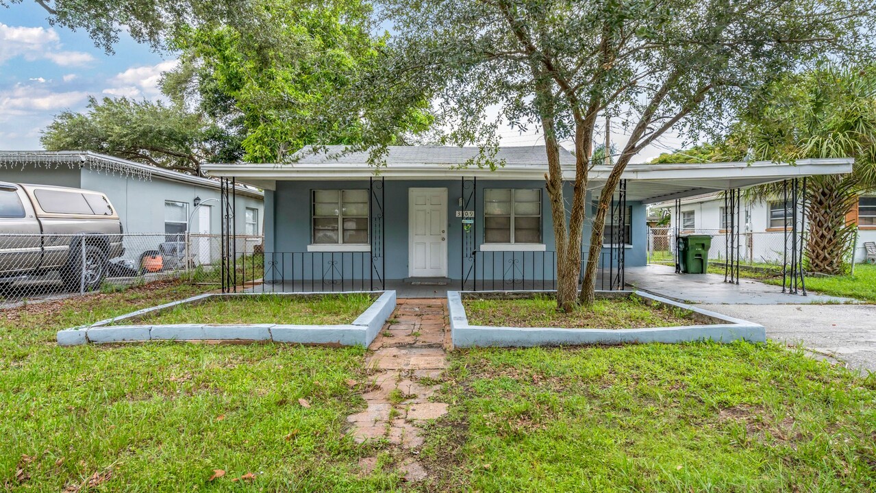 3109 W Douglas St in Tampa, FL - Building Photo