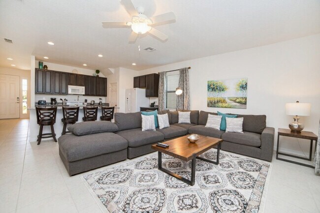 2305 Victoria Dr in Davenport, FL - Building Photo - Building Photo