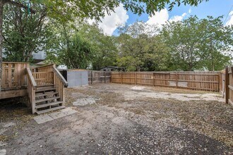 204 Lessin Ln in Austin, TX - Foto de edificio - Building Photo