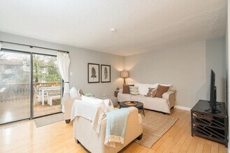 2000 Quiet Stream Dr in Maryland Heights, MO - Building Photo - Building Photo