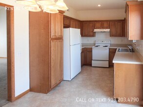 23509 W 73rd Terrace in Shawnee, KS - Foto de edificio - Building Photo