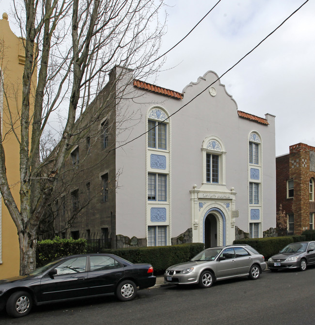 Irving Manor Apartments in Portland, OR - Building Photo - Building Photo