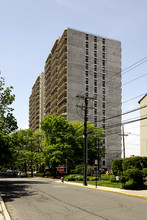 Carriage House in Fort Lee, NJ - Building Photo - Building Photo