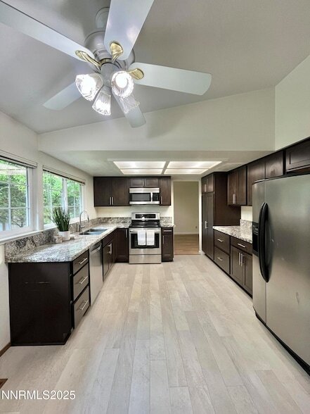 1965 Woodtrail Dr in Sparks, NV - Foto de edificio - Building Photo