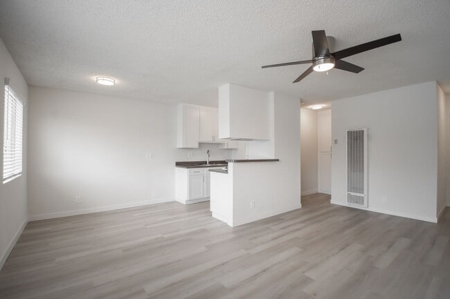 Vernon-339 in Venice, CA - Building Photo - Building Photo