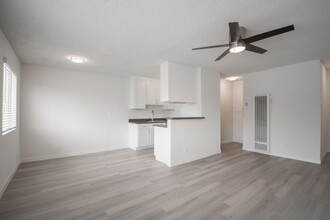 Vernon-339 in Venice, CA - Building Photo - Building Photo