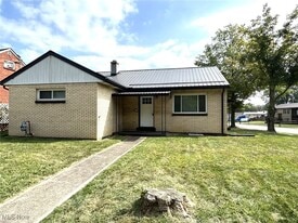 424 Lee Rd in Follansbee, WV - Building Photo