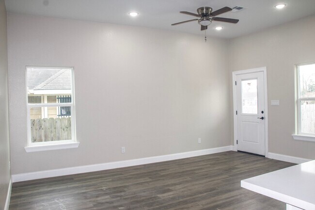 8309 Parker Rd in Houston, TX - Building Photo - Building Photo