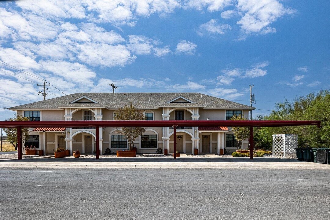 100 Ramon Cardenas Dr in Del Rio, TX - Building Photo