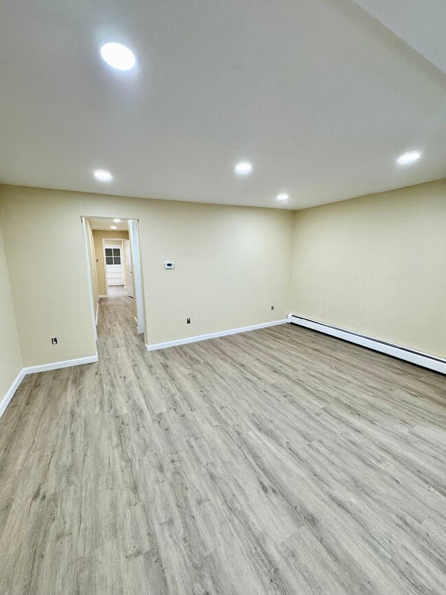 76 Greenville Ave, Unit 1st Floor in Jersey City, NJ - Building Photo - Building Photo