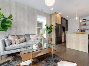 1815 W Augusta Blvd, Unit 2 in Chicago, IL - Foto de edificio - Building Photo