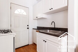 3823.5 N Fremont St in Chicago, IL - Building Photo