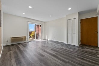 900 N Lakeside Dr in Vernon Hills, IL - Building Photo - Building Photo