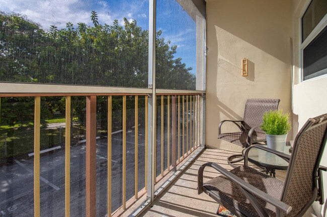 415 NE 2nd St, Unit 228 in Hallandale Beach, FL - Foto de edificio - Building Photo