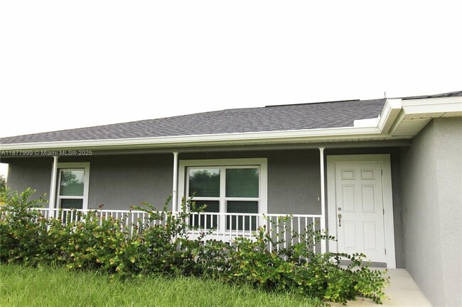 555 Oakshire Ln in Lehigh Acres, FL - Building Photo - Building Photo