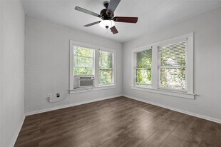 907 W Gray St in Houston, TX - Building Photo