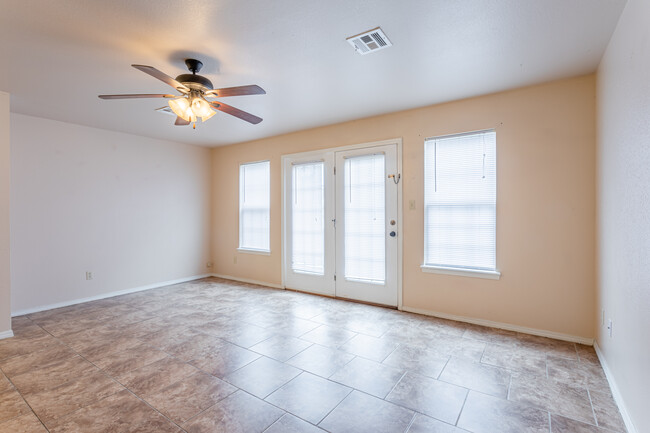 Stonebriar Court in Van Buren, AR - Foto de edificio - Interior Photo