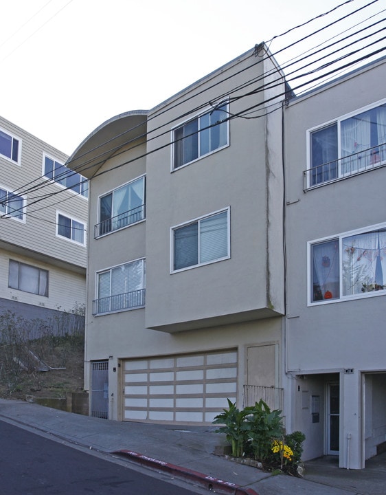 84 Edgewood Ct in Daly City, CA - Building Photo