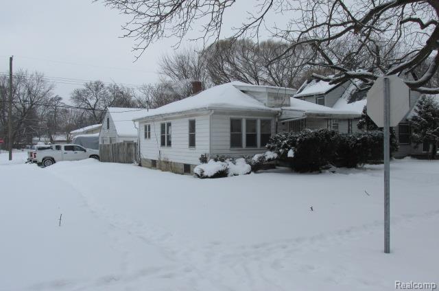 property at 995 Lakeview St