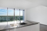 88 SW 7th St, Unit #3302 in Miami, FL - Foto de edificio - Building Photo