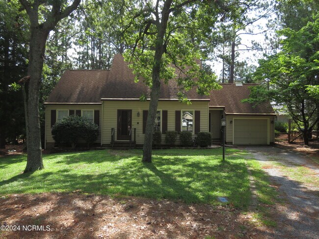 16 Cameron Ln in Pinehurst, NC - Foto de edificio - Building Photo