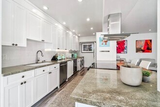 1015 Kings Rd in West Hollywood, CA - Building Photo - Building Photo