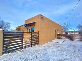 925 Dunlap St in Santa Fe, NM - Building Photo