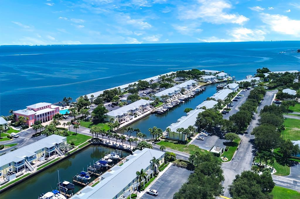 5048 Beach Dr SE in St. Petersburg, FL - Building Photo