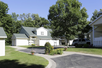 Lincoln Square Townhomes in Alexandria, MN - Building Photo - Building Photo