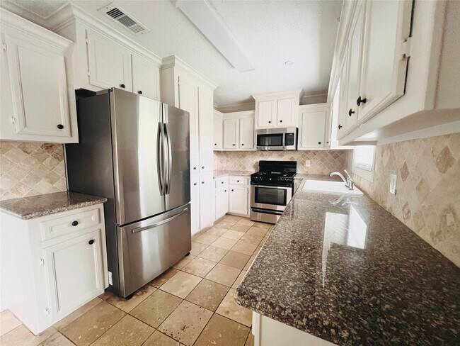 1910 Huge Oaks St in Houston, TX - Building Photo - Building Photo