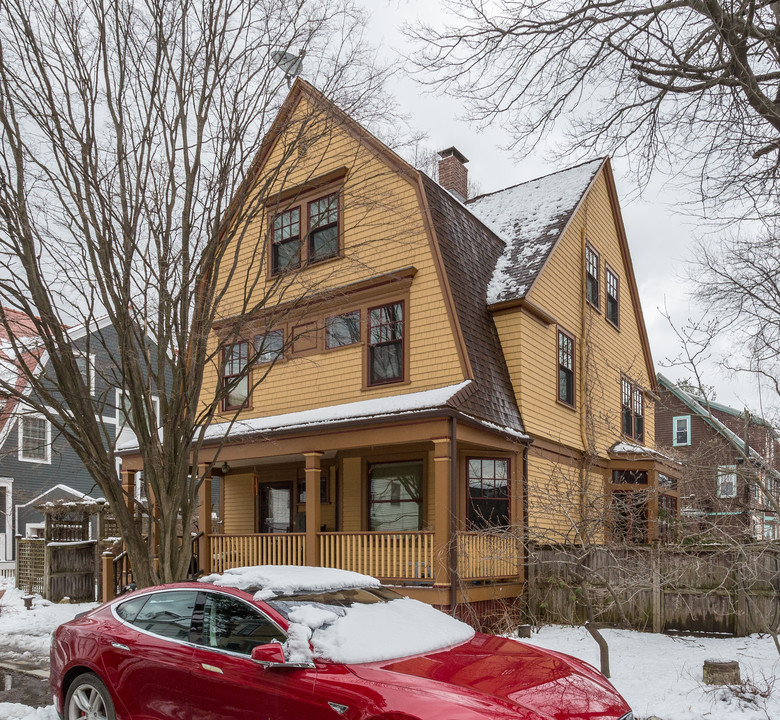 10 Auburn Pl in Brookline, MA - Building Photo