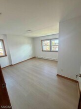 6 Oakwood Pl in North Brunswick, NJ - Building Photo - Building Photo