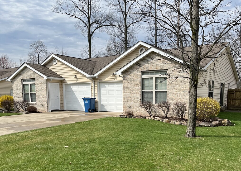 4900 Shadow Oak Dr, Unit 4876 B in Youngstown, OH - Building Photo
