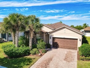 2600 Sherman Oak Dr in North Port, FL - Building Photo - Building Photo