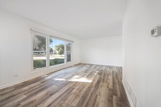 380 N Walnut Ln in Schaumburg, IL - Building Photo - Building Photo
