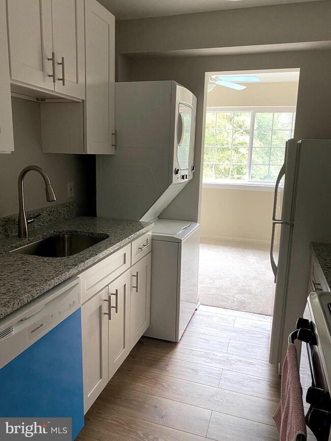 1523 Colonial Dr-Unit -202 in Woodbridge, VA - Foto de edificio - Building Photo