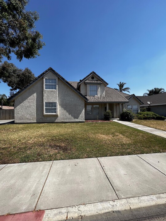 1388 Greenfield Ave in Hanford, CA - Building Photo