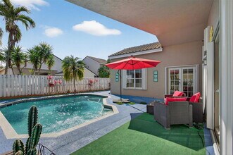 1005 Cedar Falls Dr in Weston, FL - Building Photo - Building Photo