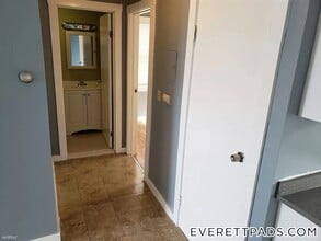 85 Bow St, Unit 1 in Everett, MA - Foto de edificio - Building Photo