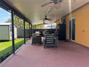 3511 NW 34th St in Miami, FL - Foto de edificio - Building Photo