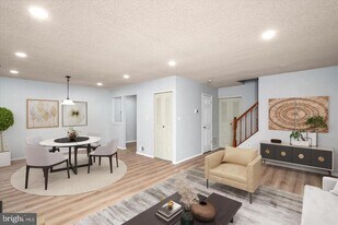 110 Versailles Ct in Hamilton Township, NJ - Building Photo