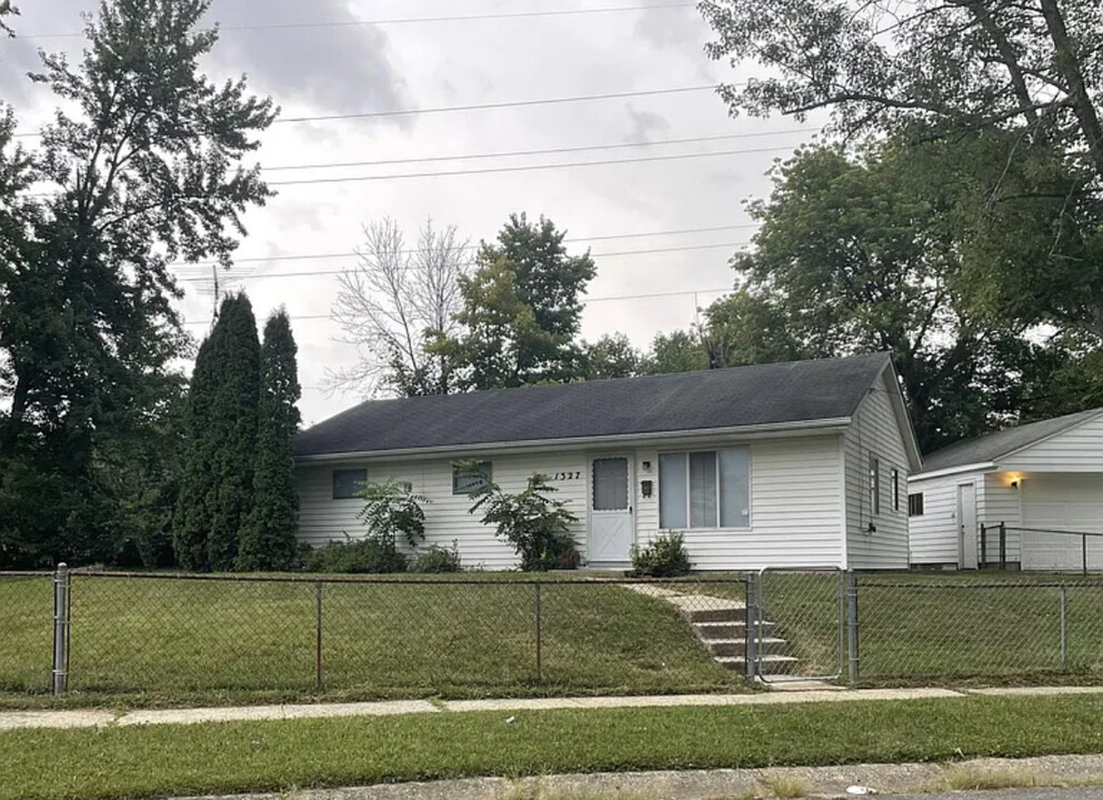 1327 Stuben Dr in Dayton, OH - Building Photo