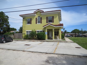 Lake Worth Boutique in Lake Worth, FL - Building Photo - Other