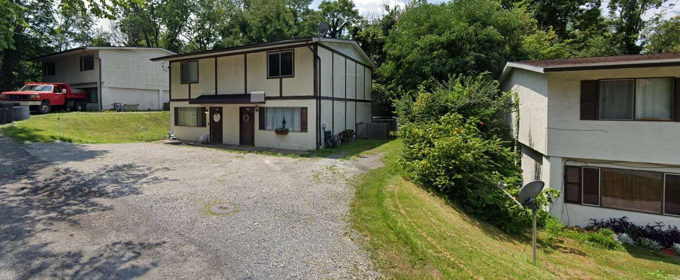141-143 Bradley St in Morgantown, WV - Foto de edificio