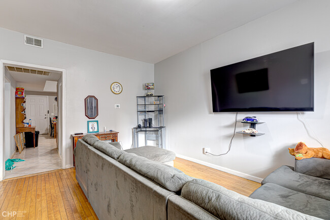 3736 W Diversey Ave in Chicago, IL - Building Photo - Interior Photo