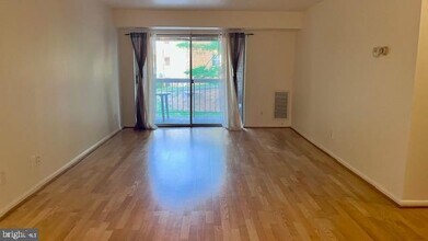 5904 Cove Landing Rd in Burke Centre, VA - Building Photo - Building Photo