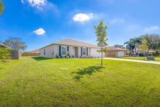 1381 SE Bayharbor St in Port St. Lucie, FL - Building Photo - Building Photo