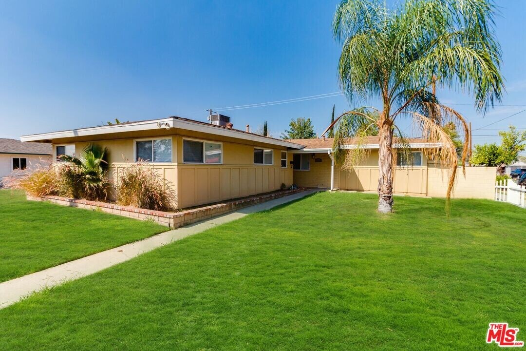 11257 Collett Ave in Los Angeles, CA - Building Photo